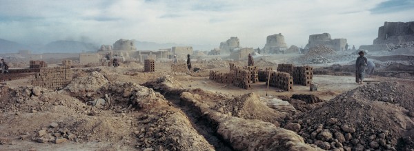 <span class='caption-artist'>Zalmaï</span>, <span class='caption-title'>Internally displaced Afghans and returning refugees work together at the site of a rudimentary brick-making factory. Kandahar</span>, <span class='caption-year'>2001-2004</span>